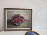 une photo d'un tableau et une photo de fleurs posées sur une table