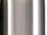 une gourde en acier inoxydable avec un couvercle, sur fond blanc