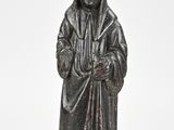 une image représentant une statue d'une femme vêtue d'une robe