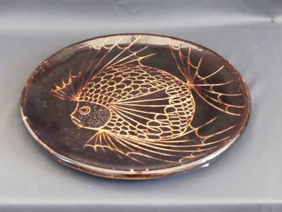 NEUMULLER 1967 - Plat ront en céramique crème ornée d'un poi…