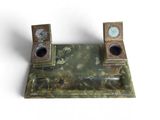 un bureau en marbre vert sur lequel se trouve une horloge
