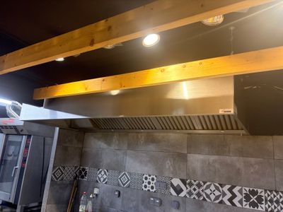 une photo d'une cuisine avec une cuisinière et un évier