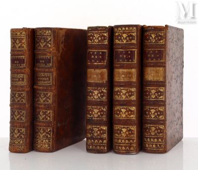 deux vieux livres posés l'un sur l'autre sur une table
