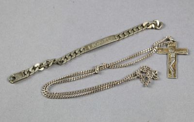 deux bijoux en argent, dont une croix et une chaîne