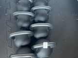 beaucoup de kettlebells par terre dans la salle de sport