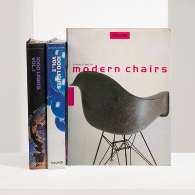 deux livres posés sur une étagère à côté d'un fauteuil