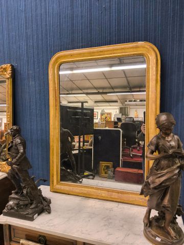 Miroir Louis Philippe rectangulaire cadre bois doré perlé. 118 x 