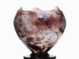 un vase en marbre avec un socle noir sur fond blanc