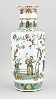 un vase avec un tableau posé sur une table