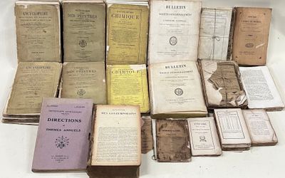 de nombreux livres anciens posés sur une table blanche
