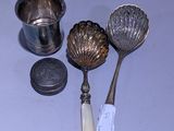 trois cuillères et une cuillère doseuse posées sur une table