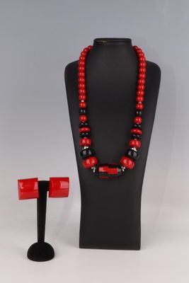 Ensemble collier et boucles d'oreilles en perles rouges et noires