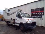 un camion blanc garé devant un bâtiment