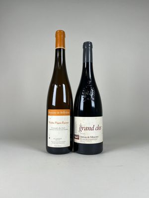 deux bouteilles de vin posées l'une à côté de l'autre sur une table