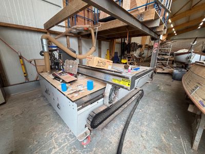 une machine qui travaille sur une pièce de bois