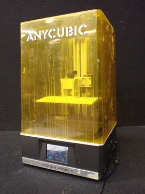 une imprimante 3D posée sur une table