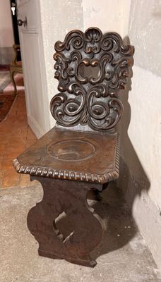 une chaise en bois posée par terre