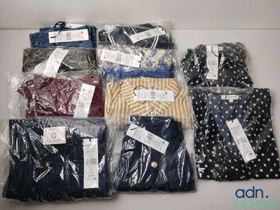 de nombreux types de chemises, rangées dans des sacs posés sur la table