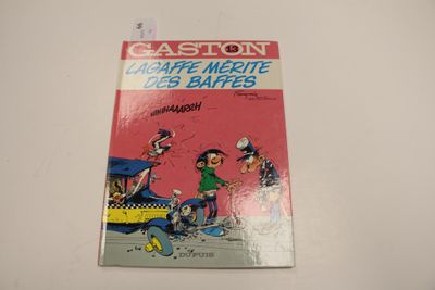un livre posé sur une table, avec l'image d'un personnage de dessin animé