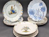 trois assiettes sont empilées les unes sur les autres sur une table