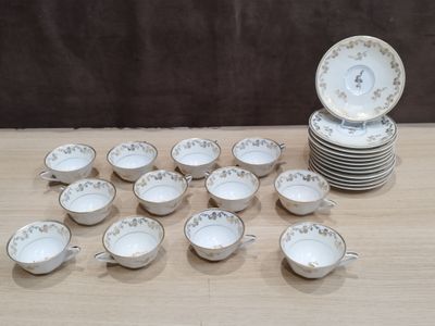 beaucoup de tasses et de soucoupes sur la table
