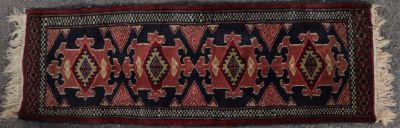 CAUCASE. Tapis de galerie Shirvan en laine noué main à décor…