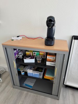 une cafetière posée sur un meuble dans une pièce