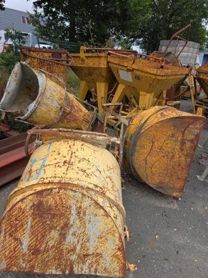 un tas de vieilles machines rouillées posées par terre