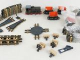 beaucoup de petits trains miniatures posés sur une surface blanche