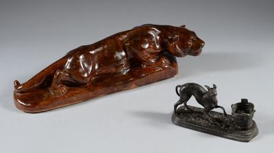 deux figurines en bronze représentant un chien et un homme sur un traîneau