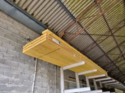 une échelle fixée au mur d'un immeuble
