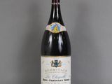 la bouteille de vin est posée sur une table en verre