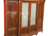 une grande armoire en bois munie d'une porte vitrée