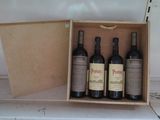 trois bouteilles de vin dans un coffret en bois posé sur un comptoir