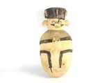un petit vase sur lequel est représenté un homme coiffé d'un haut-de-forme