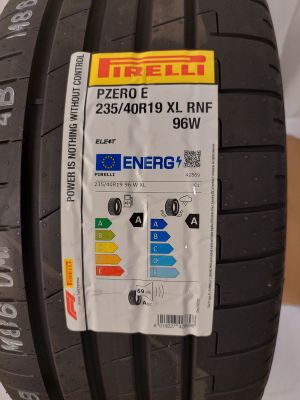 un gros plan d'un pneu sur lequel figure une étiquette