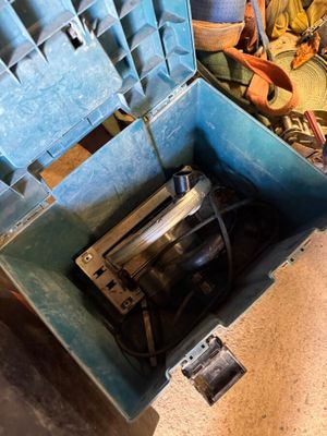 une boîte bleue contenant une machine