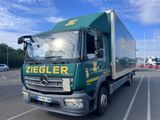 un camion vert garé sur un parking