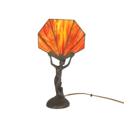 une image représentant une lampe sur laquelle une femme tient une fleur
