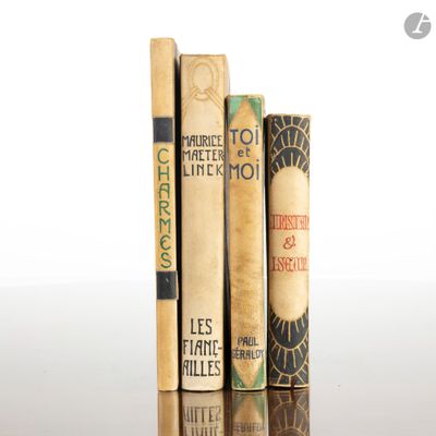 trois livres posés sur une table l'un à côté de l'autre