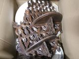 une boîte contenant un gâteau qui se trouve à l'intérieur