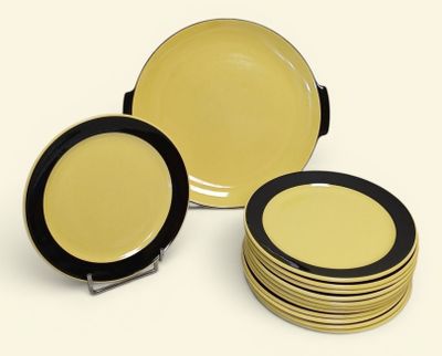 assiettes plates jaunes et noires, avec un bord noir sur fond blanc