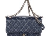 un sac à bandoulière en cuir matelassé bleu Chanel