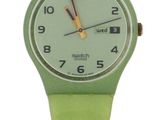 une montre verte avec un bracelet noir et un cadran blanc