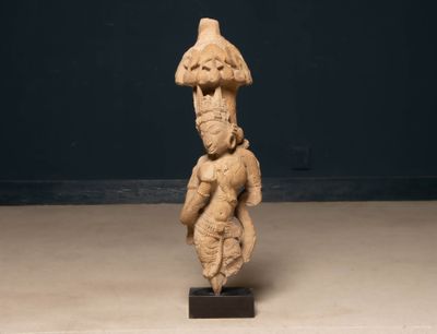 une statue antique représentant un homme tenant un bébé dans ses bras