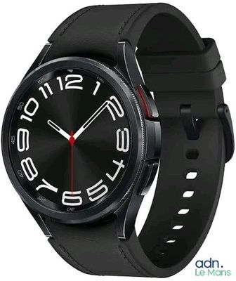 La montre est noire, avec une trotteuse rouge et une trotteuse blanche.