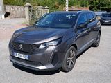 un SUV noir garé sur un parking