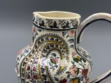 un vase blanc et bleu orné d'un motif floral