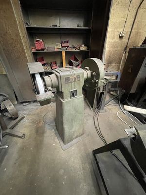 une machine placée au milieu d'une pièce