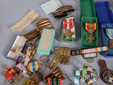 toutes sortes de médailles sur la table